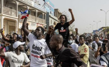 “Skandali i pasurisë në shtetin afrikan”: Gambia po heton ‘shitjen e dyshimtë’ të makinave luksoze, lopëve dhe pronave të ish-liderit