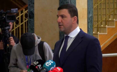​Krasniqi: Kurti në mungesë të numrave po luan me Albulena Haxhiun