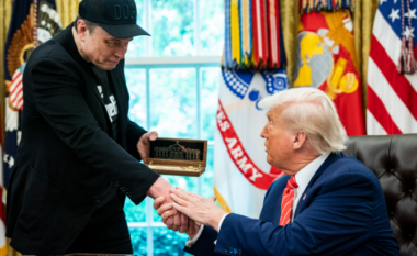 Musk u largua prej Shtëpisë së Bardhë, por mori me vete një dhuratë të veçantë nga Trump