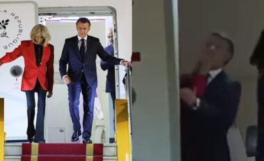 Ndodh e papritura, Macron “goditet” me shuplakë nga gruaja – publikohen pamjet
