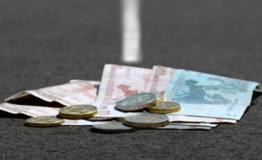 Skenderaj: Qytetari gjen para në rrugë dhe i dorëzon në polici – kërkohet pronari