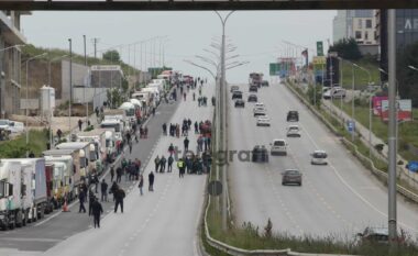 Bllokimi i hyrje-daljeve në Prishtinë dhe deklaratat e përfaqësuesve të bizneseve – gjithçka nga protesta e organizuar nga OEK-u
