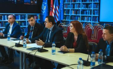Etika mediatike në fokus të debatit në UBT, me pjesëmarrje të personaliteteve të njohura nga fusha e gazetarisë dhe komunikimit