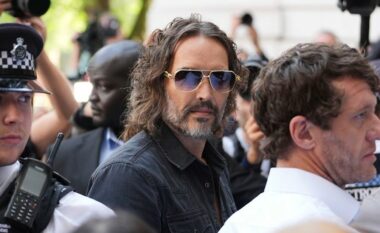 Fillon gjyqi i Russell Brand për akuzat e përdhunimit dhe ngacmimit seksual