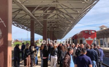 Ndalet qarkullimi i trenit për një orë në Fushë Kosovë – punëtorët e “Trainkos” dhe “Infrakos” kërkojnë rritjen e pagave