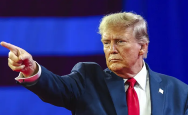 Tensione në Zyrën Ovale – Trump nervozohet dhe përzë gazetarin pasi e pyeti për aeroplanin e dhuruar nga Katari