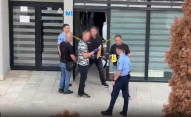 Një 34-vjeçar i vdekur dhe një 30-vjeçare e plagosur me armë të ftohtë në rrugën “B” në Prishtinë