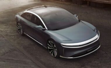 Bleu një veturë elektrike luksoze për 110,000 dollarë, tani amerikani as nuk mund të hipë në të – i janë bllokuar dyert
