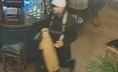 Vidhet violina 285-vjeçare me vlerë 150,000 funte nga një pub në Londër, policia në kërkim të hajnit