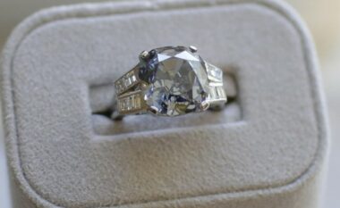 I humbi unaza me diamant në liqenin e Teksasit, gruaja angazhon zhytësin profesionist që t’ia gjej – ia arrin qëllimit