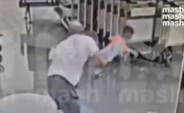 Kamerat e sigurisë regjistrojnë momentin kur vogëlushi iranian përplaset përtokë në aeroportin e Moskës nga një narkoman