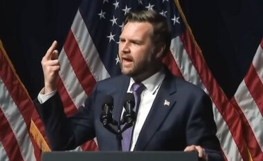 Zëvendëspresidenti amerikan tregon gishtin e mesëm gjatë fjalimit në darkën republikane