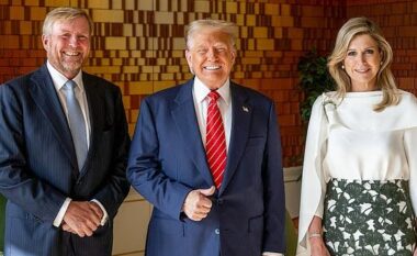 Mbretëresha holandeze imiton Trumpin dhe mënyrën se si fliste presidenti amerikan gjatë transmetimit të drejtpërdrejtë televiziv