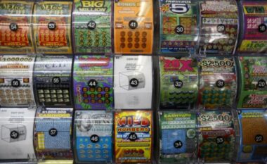 Hodhi në plehra tiketën e katërt pasi tri tjerat nuk i sollën fat, në momentet e fundit e mori – gruaja nga Kentucky thotë se me të fitoi 80 mijë dollarë