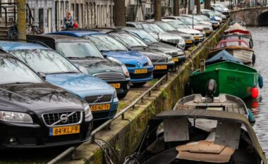 Harrojini veturat në Amsterdam, edhe vendasit nuk kanë ku t’i parkojnë