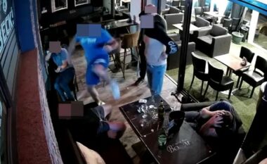 Pamjet e rrahjes brutale të burrave në një kafene në Zagreb bëhen virale, njëri prej sulmuesve mban shkop bejsbolli