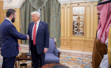 Trump nënshkruan urdhrin ekzekutiv për heqjen e sanksioneve ndaj Sirisë