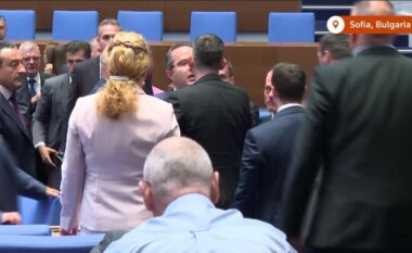 Në ditën kur Bullgarisë iu dha drita e gjelbër për përdorimin e euros, deputet përplasen fizikisht në Kuvend