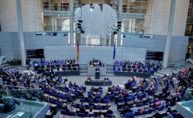 Deputetja e partisë së majtë përjashtohet nga parlamenti gjerman për shkak se mbante veshur një bluzë me mbishkrimin “Palestina”