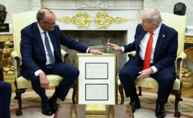 Merz i jep Trumpit certifikatën e lindjes së gjyshit të tij në Shtëpinë e Bardhë