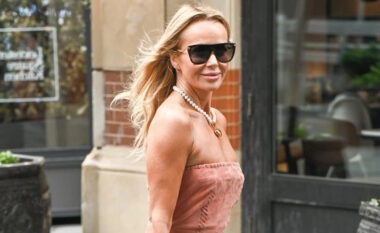 A ka grua më tërheqëse se ajo? Një fustan, një siluetë dhe gjithë vëmendja mbi Amanda Holden!