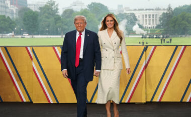 “Ikona e elegancës”: Melania Trump rikthen stilin e inaugurimit në paradën ushtarake të vitit