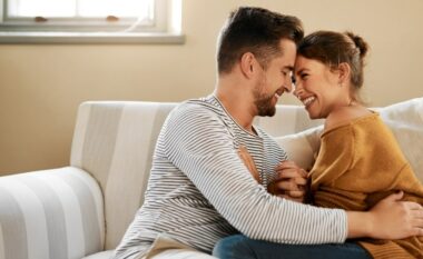 Partnerët me inteligjencë të lartë emocionale shpesh përdorin pesë fraza