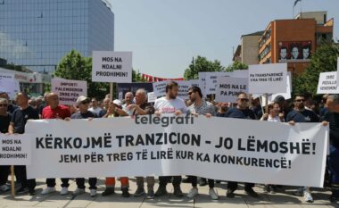 Me pankartat “Kërkojmë tranzicion, jo lëmoshë”, “Mos na e ndalni prodhimin”, përfundon protesta e bizneseve në Prishtinë
