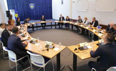 Kurti mblodhi partitë rreth tryezës së rrumbullakët, cila është simbolika e këtij protokolli
