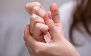 Gjuha e trupit: Çfarë do të thotë kur dikush kërcet me gishta gjatë të folurit?