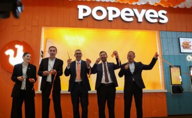 Ambasada amerikane i gëzohet hapjes së Popeyes në Kosovë: Lajm i madh, kështu përfitojnë dy vendet