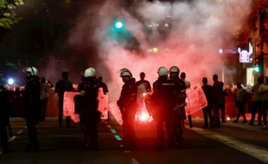 Incidente në përfundim të protestës së studentëve në Beograd – detaje dhe pamje