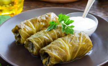 Sarma ndryshe nga çdo herë: Pasi ta provoni, s’do të doni më tjetër recetë!