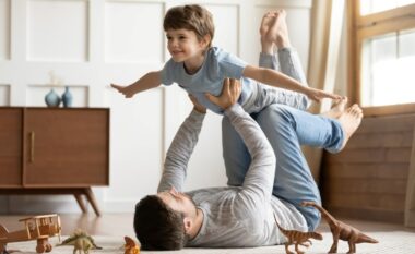 Prindërit që bëjnë këto 6 gjëra rrisin fëmijë të pjekur emocionalisht