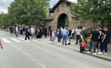 ​Policia ofron siguri për ditën e ‘Vidovdanit’, serbët fillojnë të mblidhen në Manastirin e Graçanicës