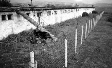 “Enver Hoxha pozonte pa turp në një bar të Parisit, në pritje të ndonjë plake të pasur”