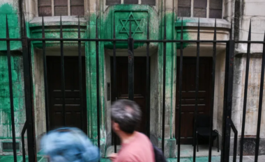 Arrestohen tre serbë në Francë, vandalizuan Muzeun e Holokaustit në Paris