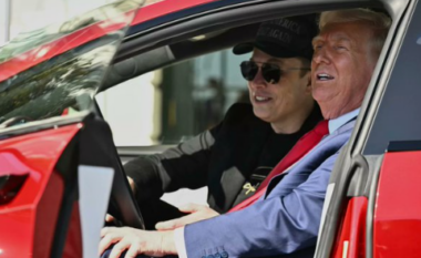 Trump pritet ta shesë ose dhurojë Teslan që ia dhurojë Musku