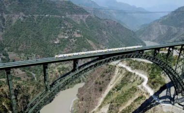 India arrin rekord botëror me urën hekurudhore – 35 metra më e lartë se Kulla Eiffel