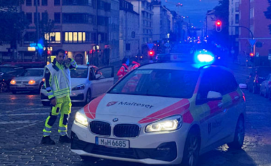 Një grua theri me thikë disa kalimtarë në Mynih, vritet nga policia gjermane