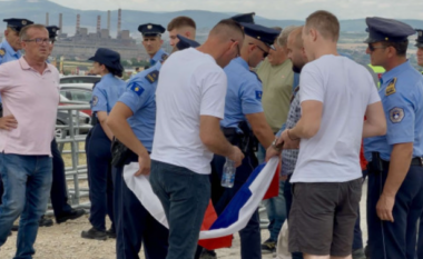 Policia nuk e lejon një person me flamurin e Serbisë në manifestimin e Vidovdanit, tjetrit i kapet një ‘armë e plastikës’