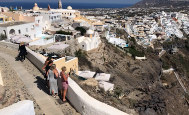 Pse turistët po ia kthejnë shpinën Santorinit?