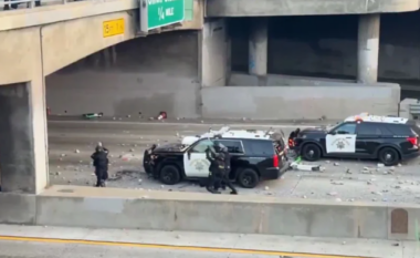 Policët qëllohen me gurë në Los Angeles – pamje dramatike nga qyteti kalifornian