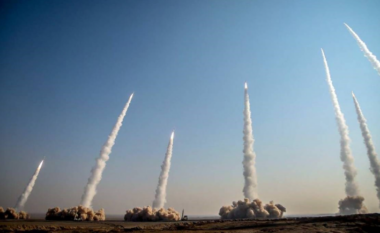 Irani nis valën e re të raketave drejt Izraelit, publikohen pamjet