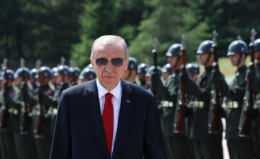“Askush nuk do të guxojë të na sulmojë”, Erdogan paralajmëron për një Turqi më të fuqishme ushtarakisht