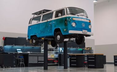 Volkswagen do të restaurojë furgonin T2 që “mbijetoi” mrekullisht nga zjarri në Kaliforni