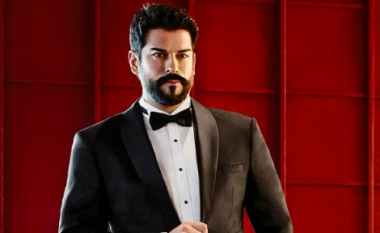 Burak Ozçivit zgjedh Shqipërinë për pushime – ylli i serialeve turke shijon detin e Vlorës