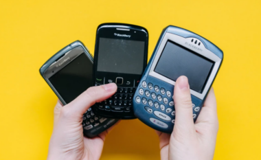 Gjenerata Z rikthen në modë telefonat legjendarë