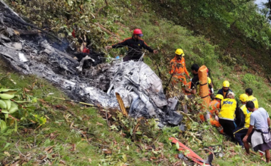 Rrëzohet helikopteri në Indi, shtatë të vdekur – trupat digjen nga zjarri që pasoi rrëzimin
