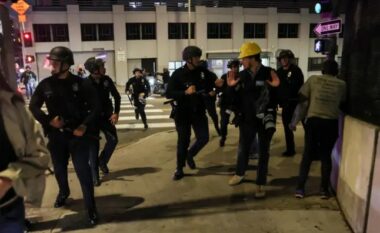 Policia bën ‘arrestime masive’ gjatë ‘orës policore’ në Los Angeles